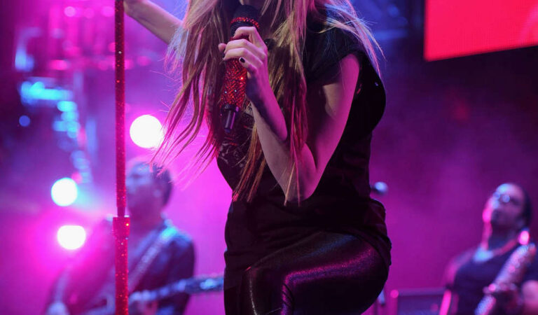 Avril Lavigne Performs Y 100 Jingle Ball Sunrise Florida (30 photos)