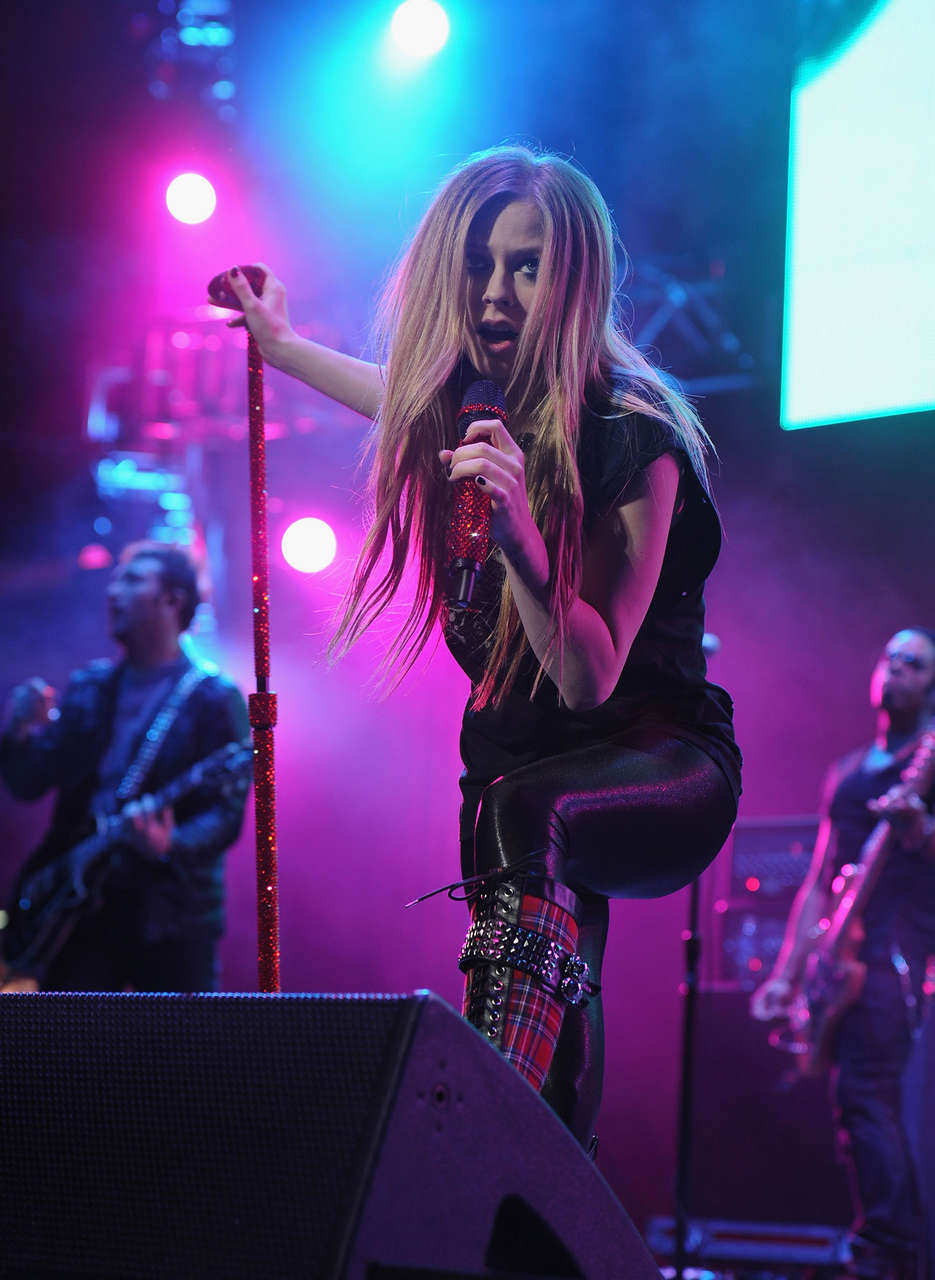 Avril Lavigne Performs Y 100 Jingle Ball Sunrise Florida