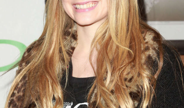 Avril Lavigne Picksie 2 0 Launch Party New York (11 photos)