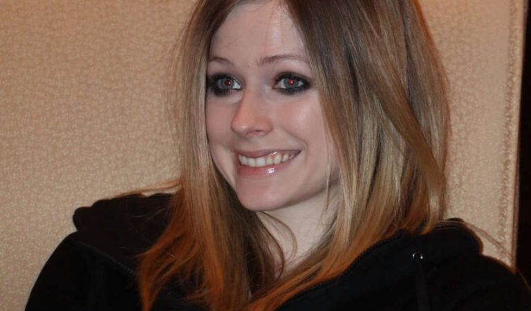 Avril Lavigne Press Conference Wuhan China (12 photos)