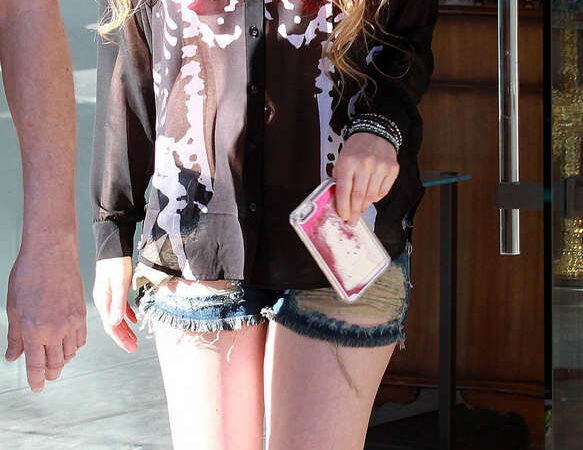 Avril Lavigne Ripped Denim Shorts Out Loa Angeles (7 photos)