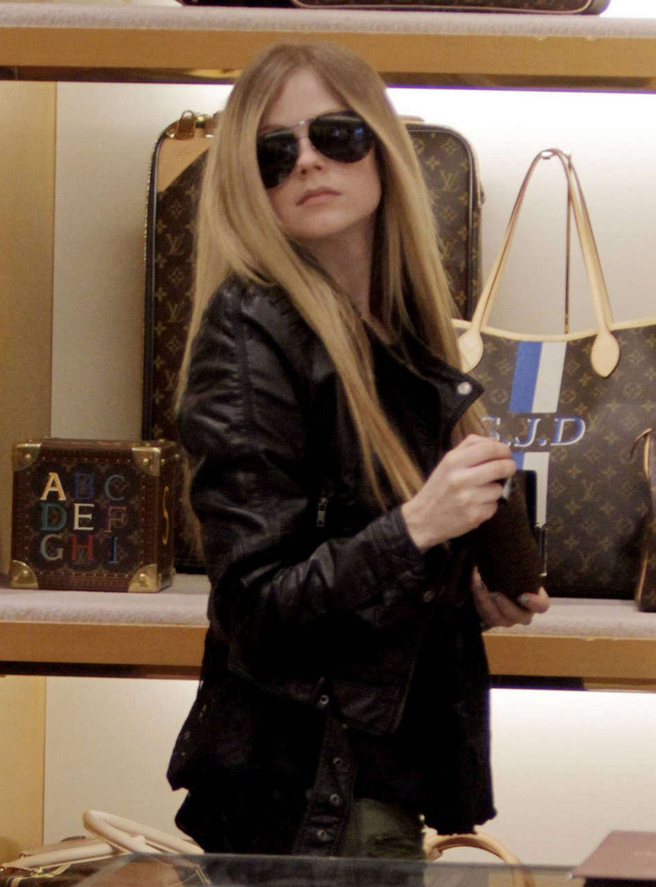Avril Lavigne Shopping Louis Vuitton Store Beverly Hills