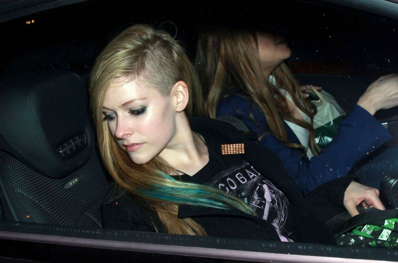 Avril Lavigne Show Shaved Hair Style Madeo Restaurant West Hollywood