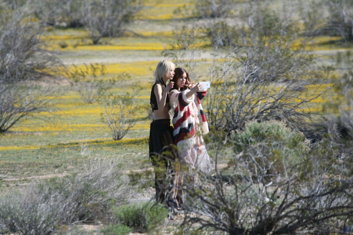 Barbara Palvin Set Of L Oreal Photosoot Mojave Desert