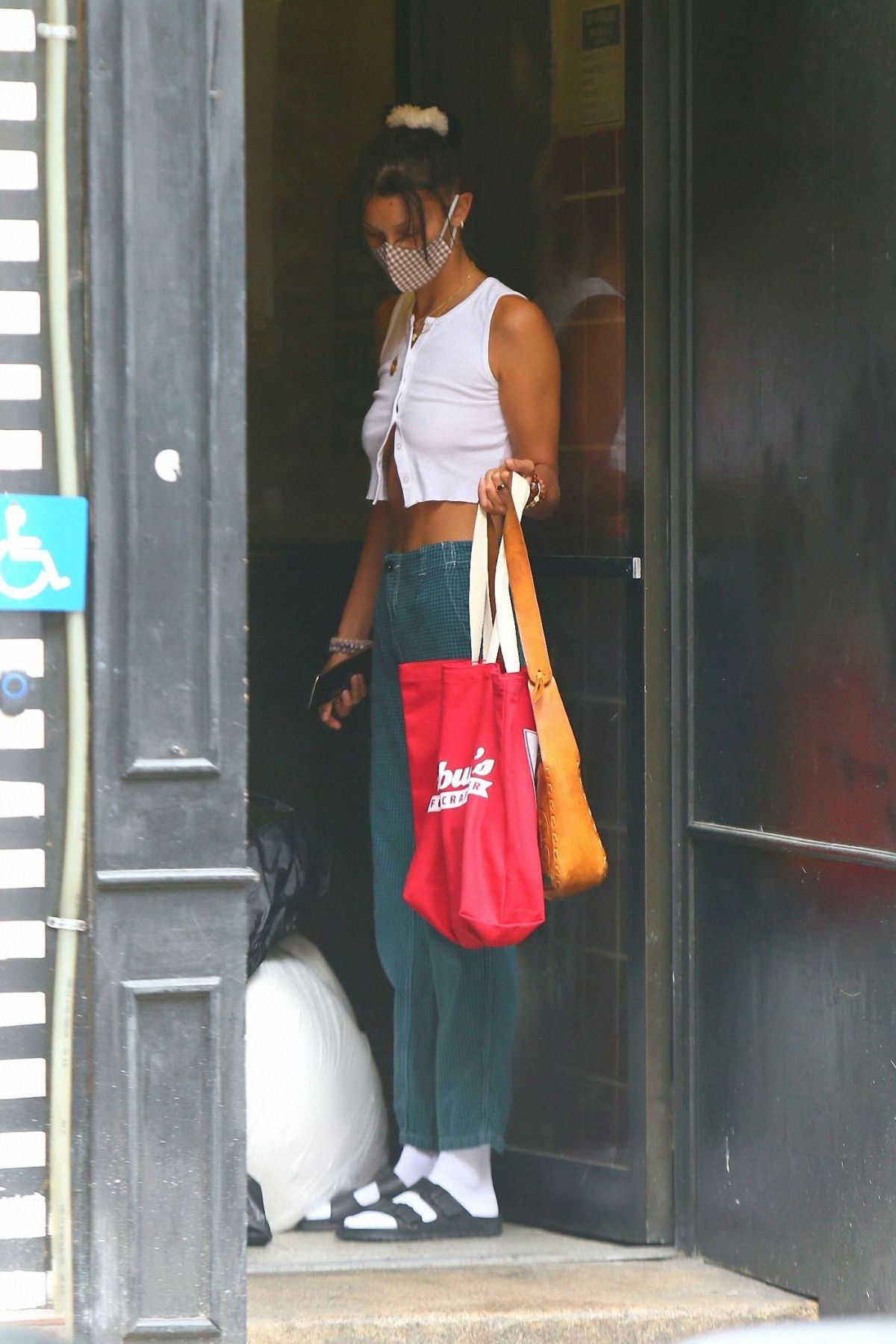 Bella Hadid Arrives Friends Apartment New York