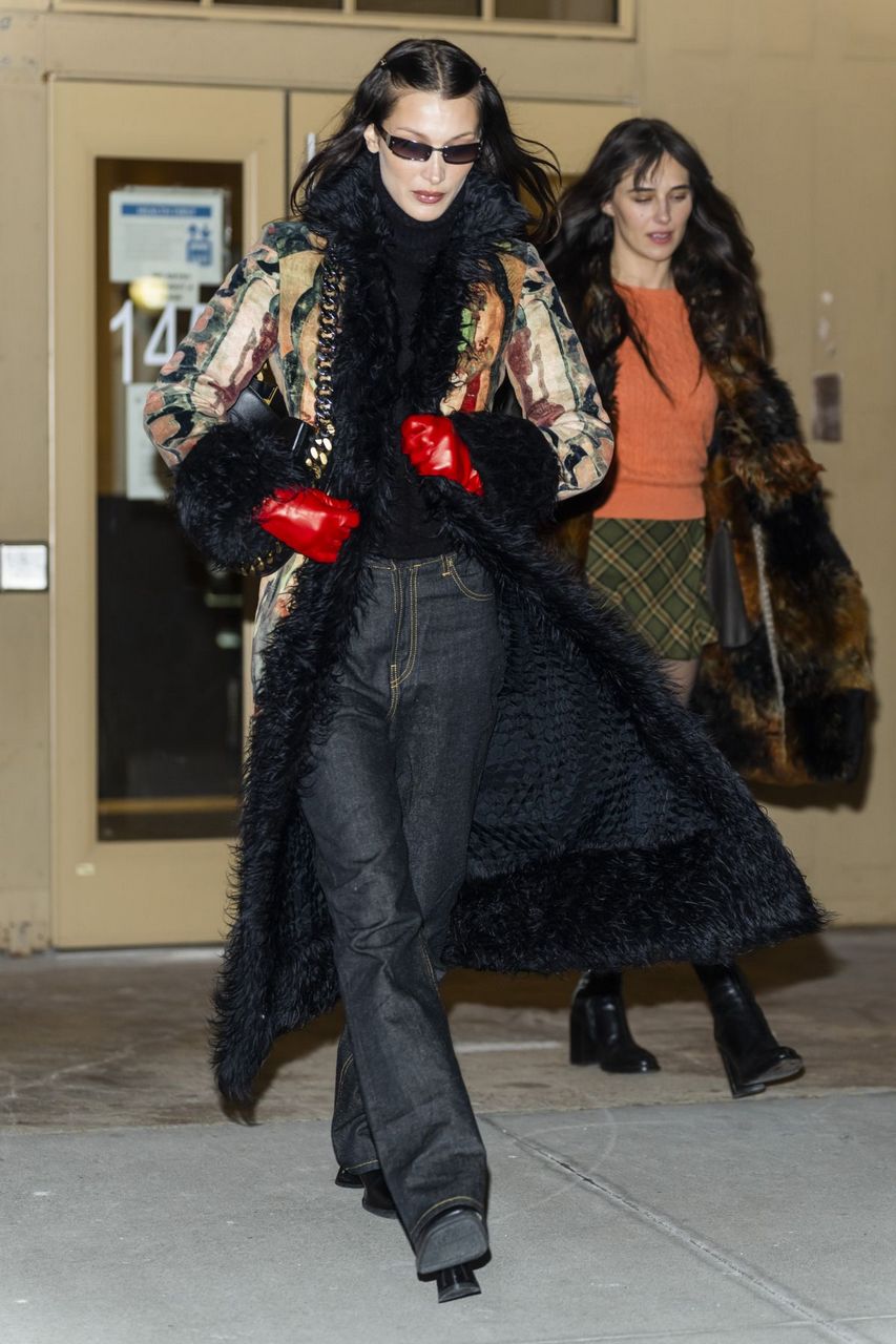 Bella Hadid Leaves Gigi S Apartment New York