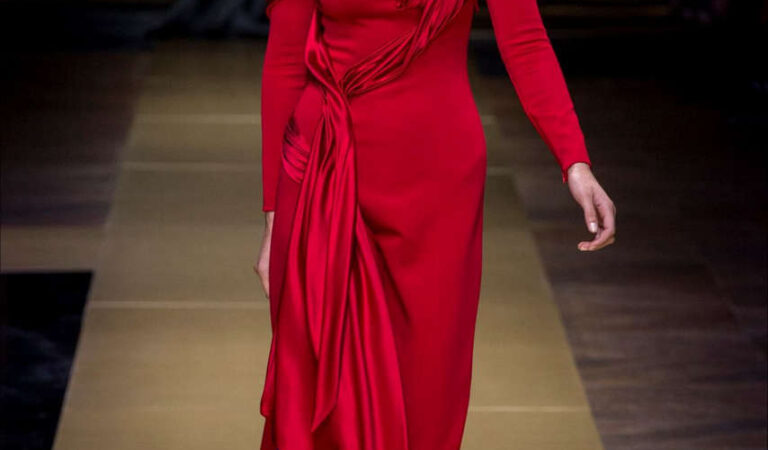 Bella Hadid Walks Runway Atelier Versace Fashion Show Paris (9 photos)