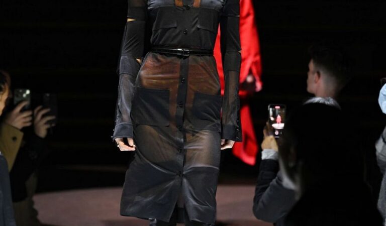 Bella Hadid Walks Runway Burberry W 2023 Womenswear Collection London (7 photos)