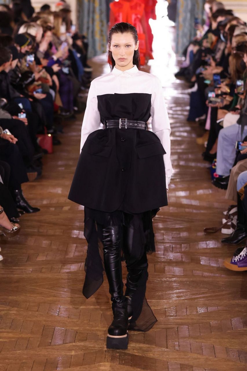Bella Hadid Walks Runway Sacai Fashion Show Paris