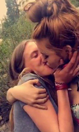Bella Thorne Bella Pendergast Lesbian Kiss (4 photos)
