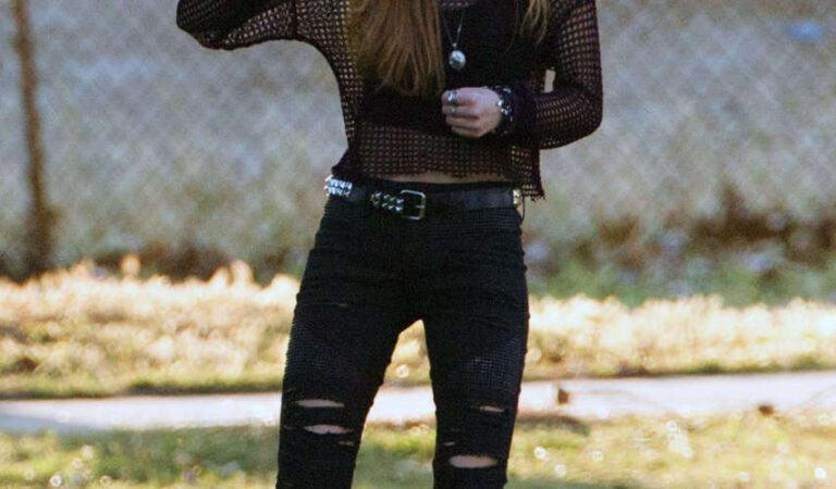 Bella Thorne Set Amityville Los Angeles (25 photos)