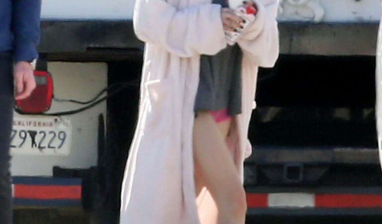 Bella Thorne Set Of Amityville Awakening Los Angeles (6 photos)