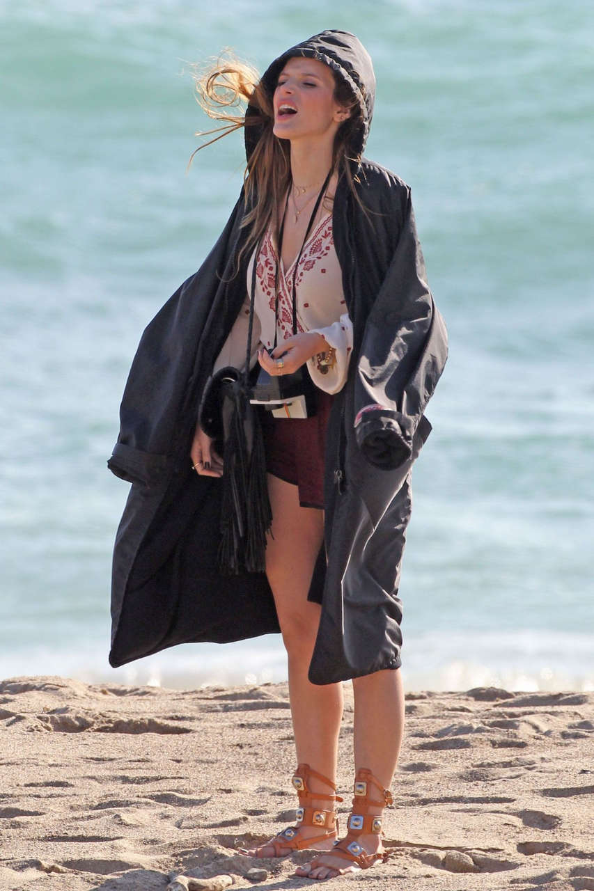 Bella Thorne Set Of You Get Me Beach Los Angeles