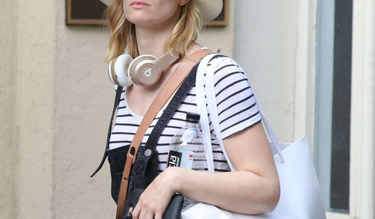 Beth Behrs Out Shopping New York (18 photos)