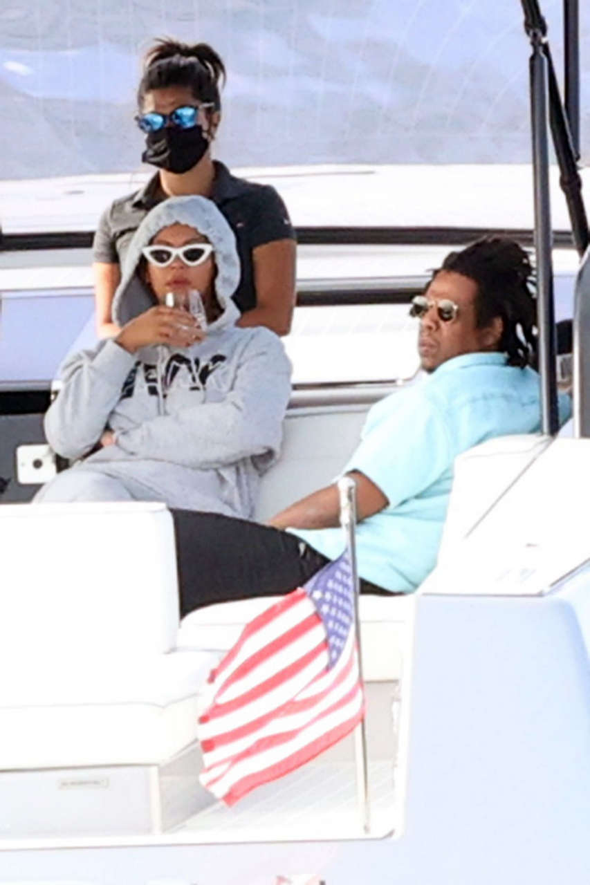 Beyonce Her Husband Jjay Z Boat Ride Hamptons
