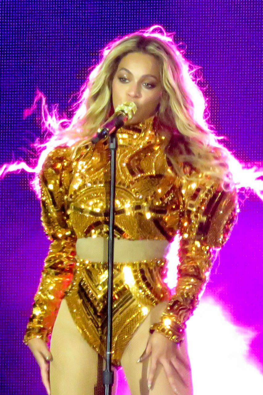 Beyonce Performs Her Tour Pasadenas Rose Bowl