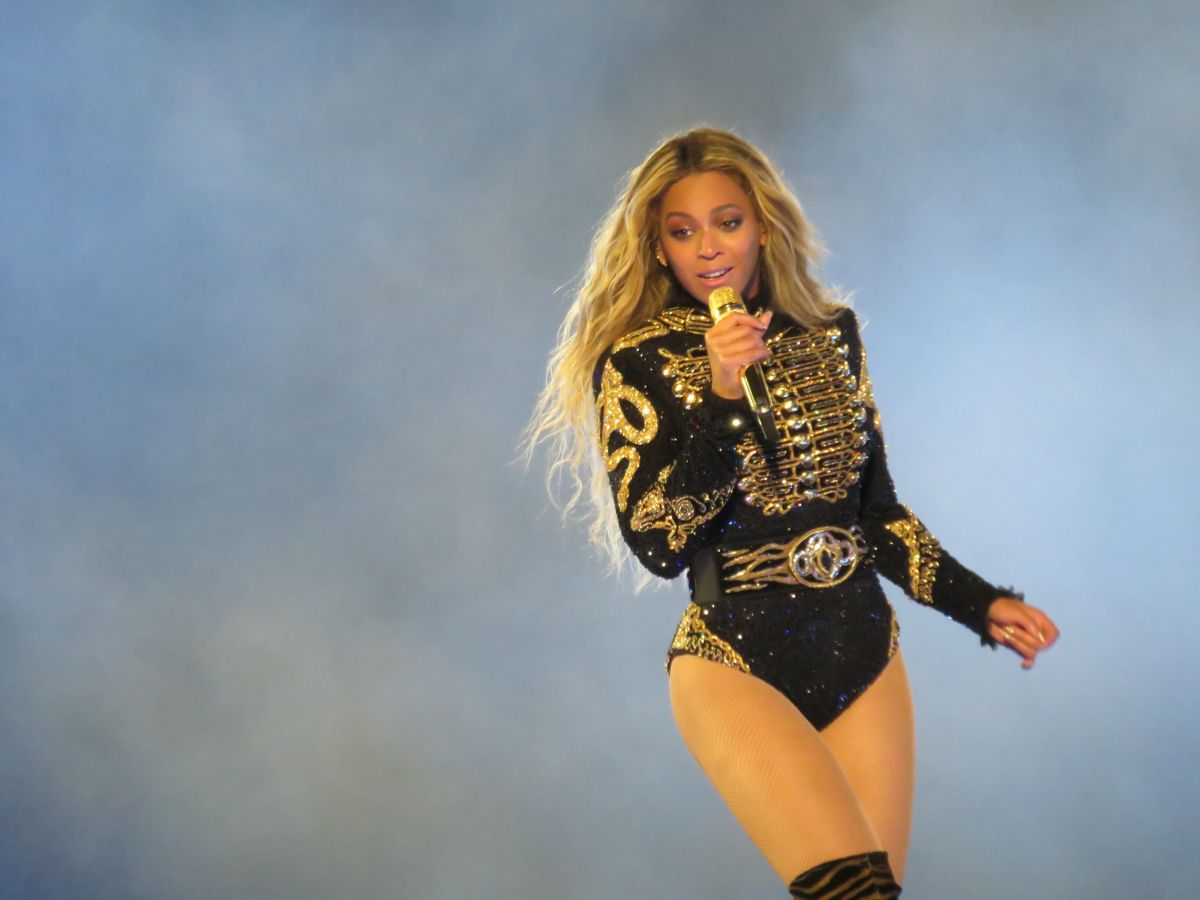 Beyonce Performs Her Tour Pasadenas Rose Bowl