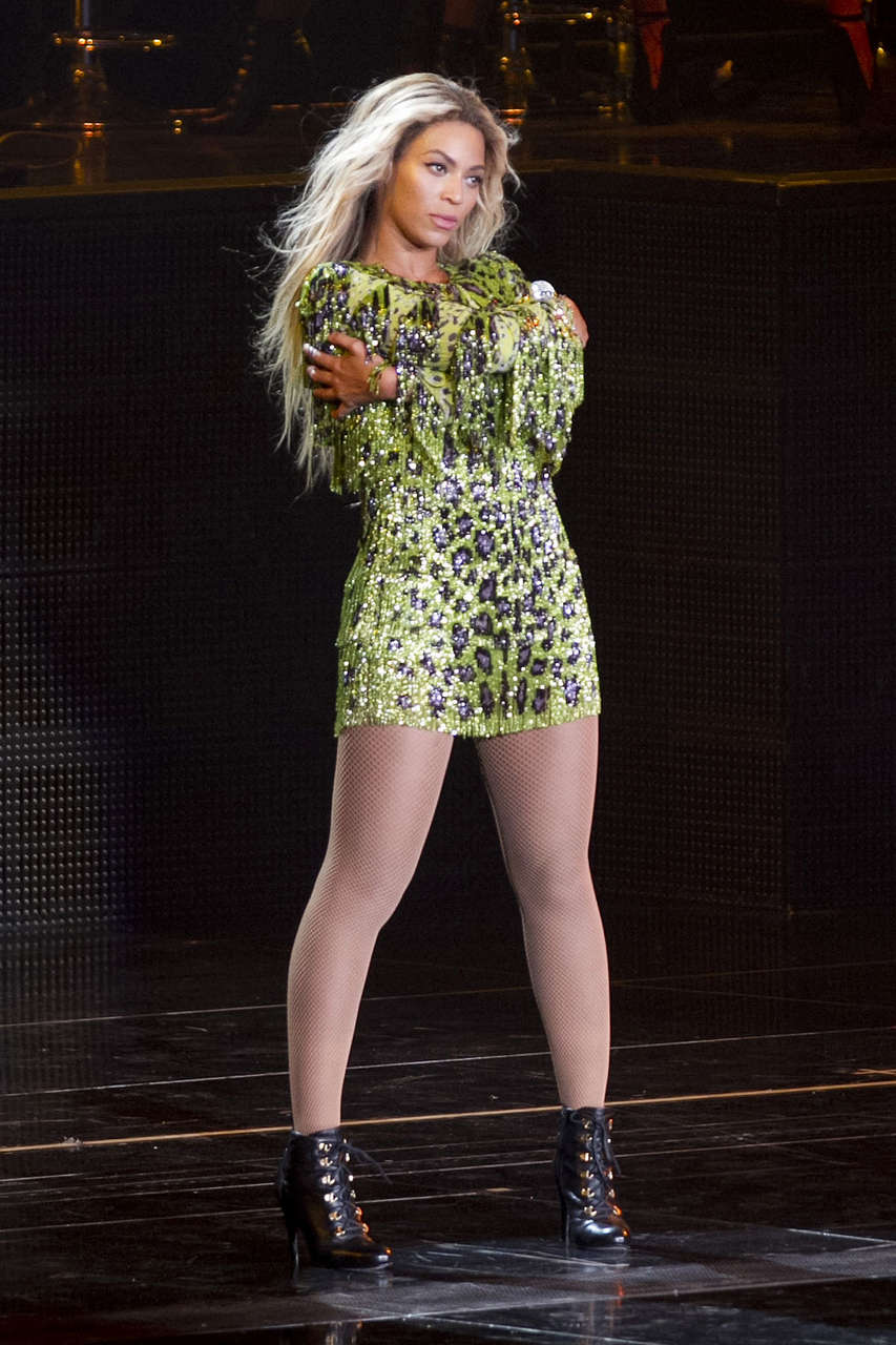 Beyonce Performs Mrs Carter Tour Vancouver