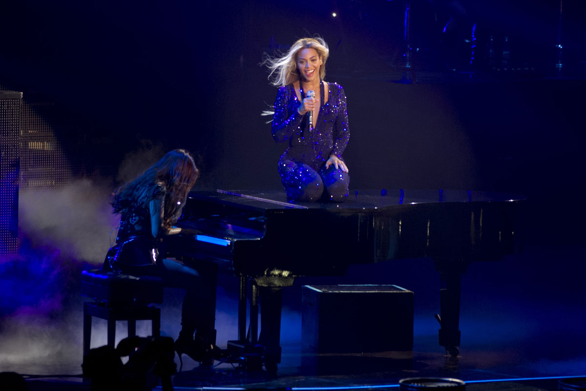 Beyonce Performs Mrs Carter Tour Vancouver