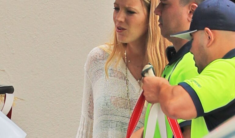 Blake Lively Arrives Private Airport Rhode Island (7 photos)