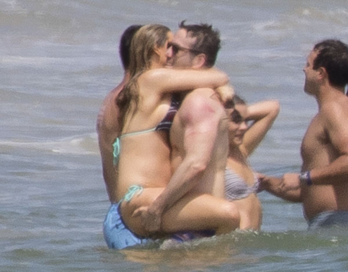 Blake Lively Kisses Ryan Reynolds Tylor Swifts Home Rhode Island