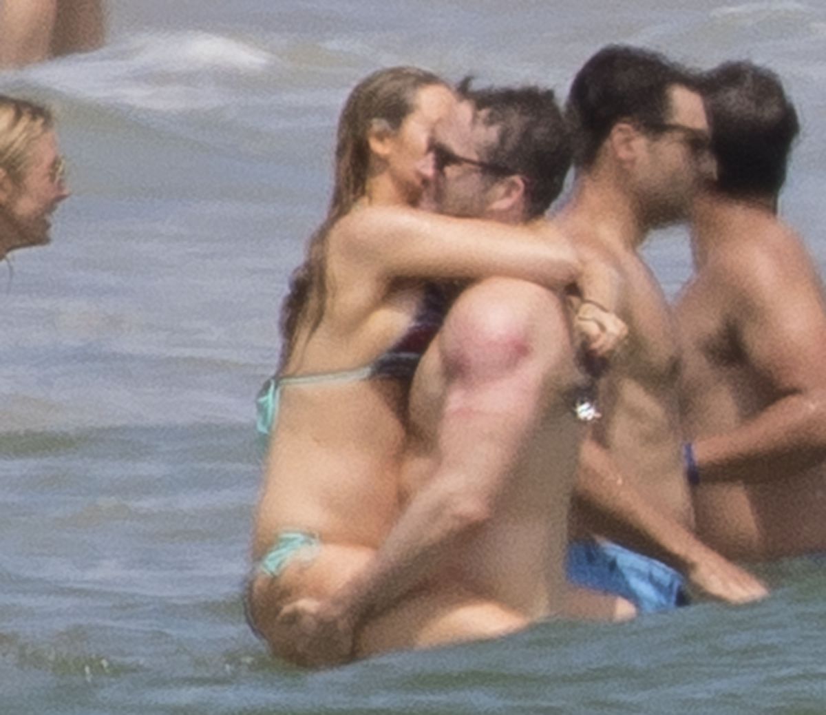 Blake Lively Kisses Ryan Reynolds Tylor Swifts Home Rhode Island