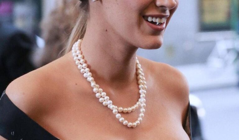 Blake Lively Those Pearls Are So Beautiful Hot (1 photo)