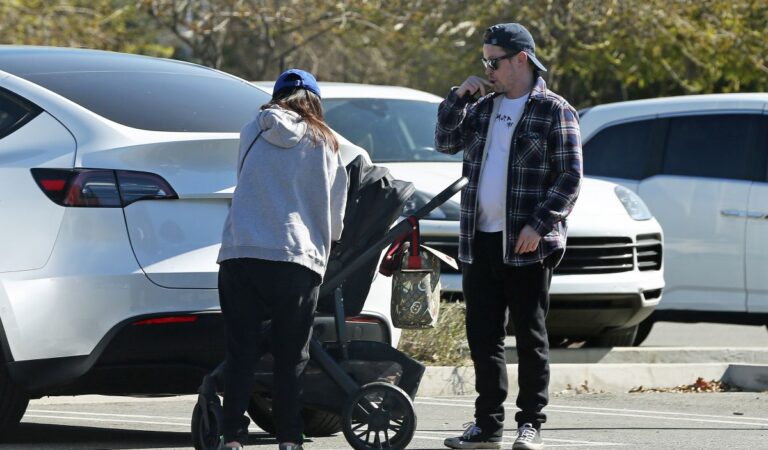 Brenda Song And Macaulay Culkin Out With Their New Baby La Zoo (6 photos)