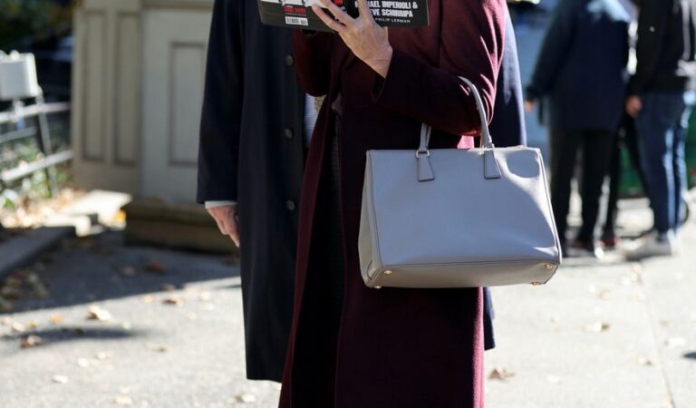 Bridget Moynahan During Break From Filming Scene Blue Bloods Set Central Park (7 photos)