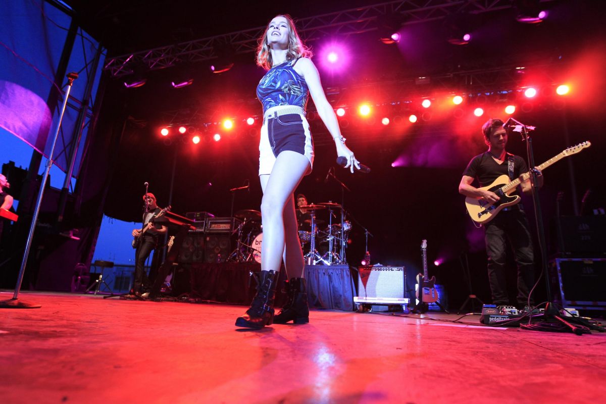 Bridgit Mendler Performs Erie County Fair