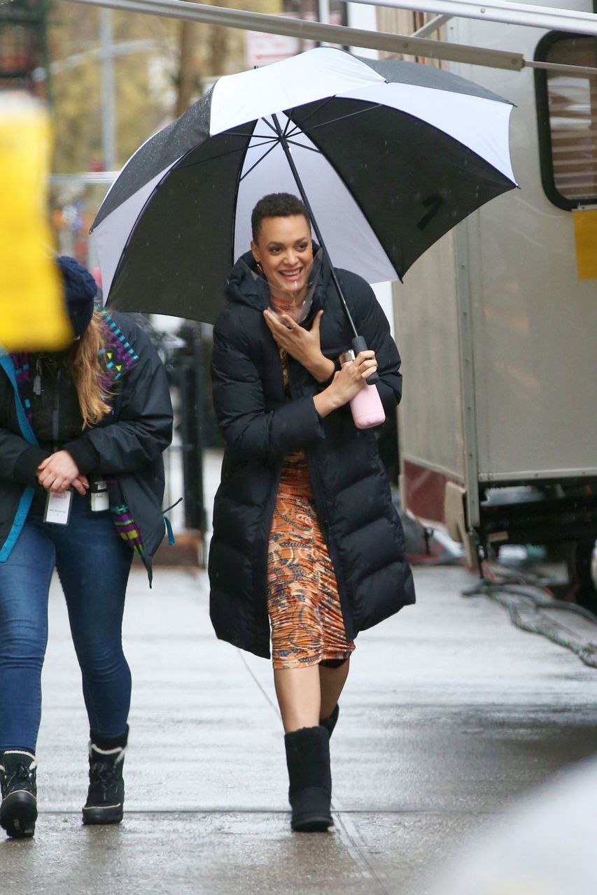 Britne Oldford On The Set Of Dead Ringers New York