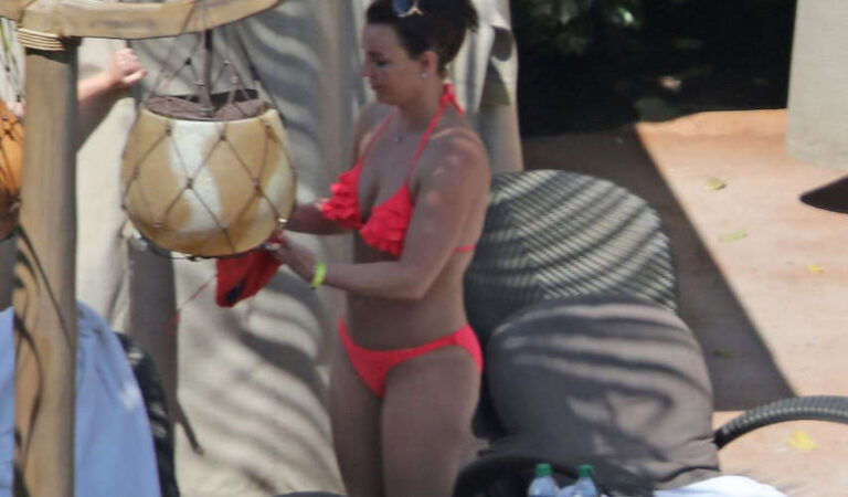 Britney Spears Bikini Beach Hawaii (5 photos)