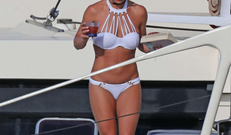 Britney Spears Bikini Boat Hawaii (14 photos)