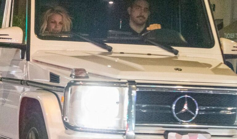 Britney Spears Driving To Paris Hilton S Gated Community Los Angeles (7 photos)