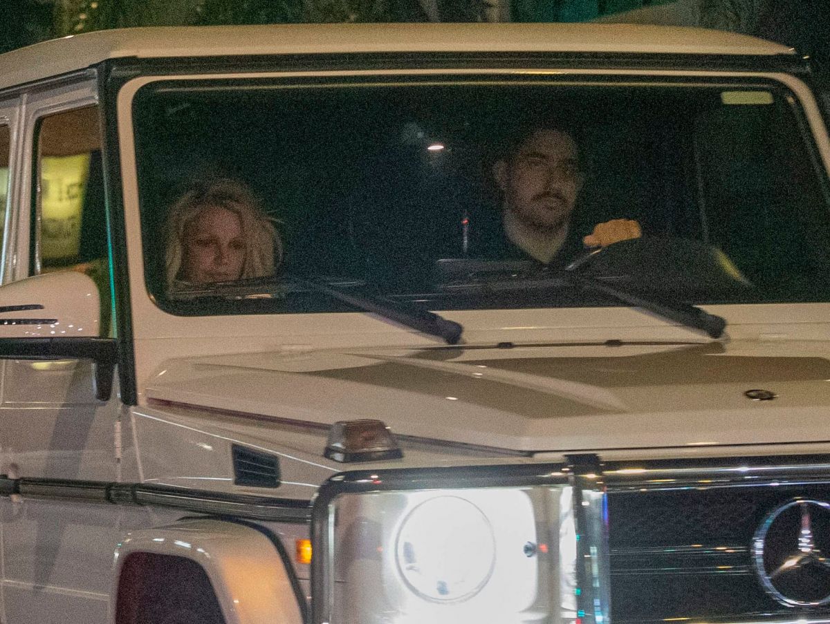 Britney Spears Driving To Paris Hilton S Gated Community Los Angeles