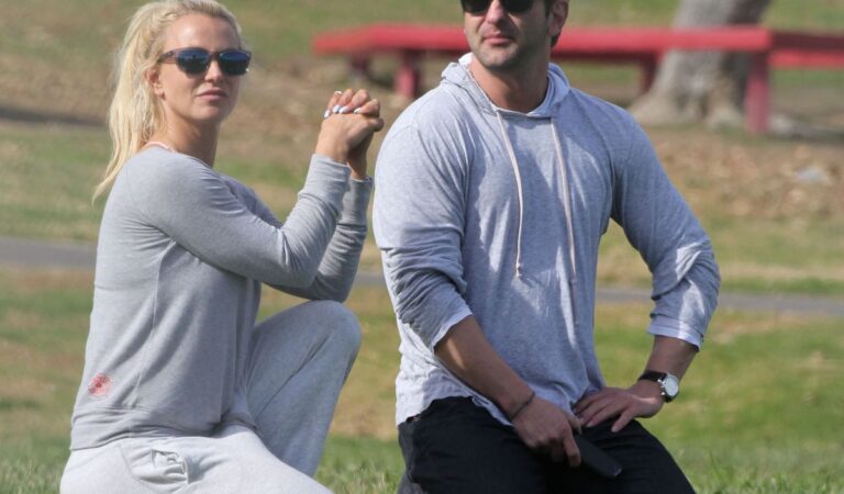 Britney Spears Her Brother Bryan Park Los Angeles (6 photos)