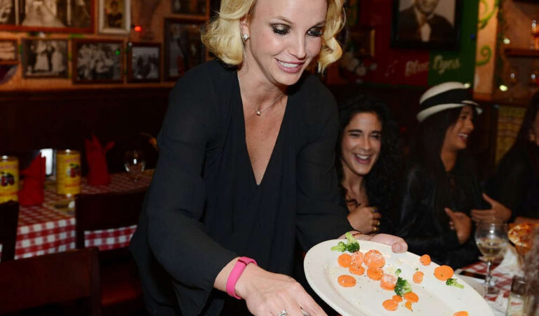 Britney Spears Her Dancers Dining Buca Di Beppo Las Vegas (7 photos)