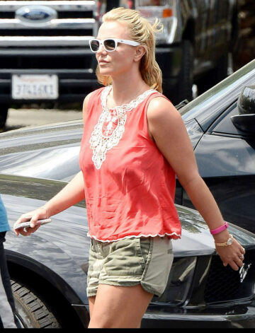 Britney Spears Leaves Pedalers Fork Restaurant Calabasas