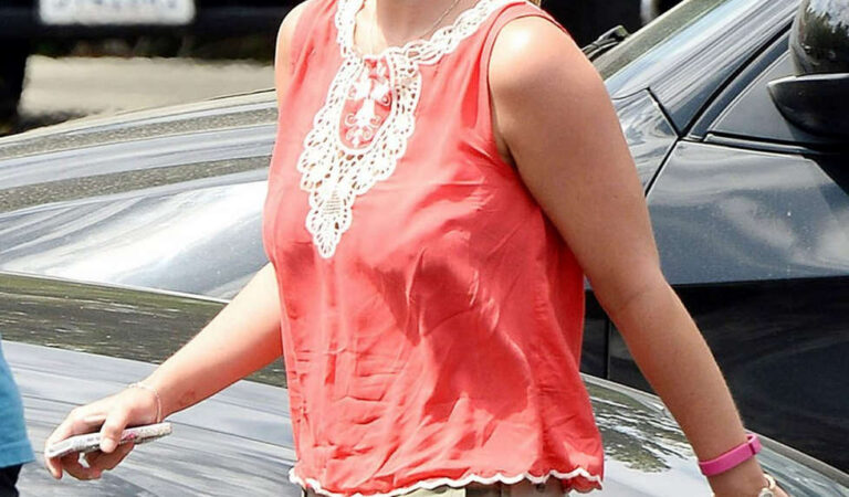 Britney Spears Leaves Pedalers Fork Restaurant Calabasas (16 photos)