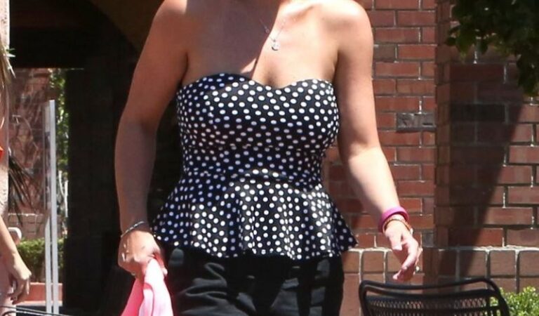 Britney Spears Out For Lunch Sherman Oaks (6 photos)