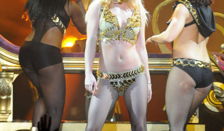 Britney Spears Performs Park Suites Arena (30 photos)