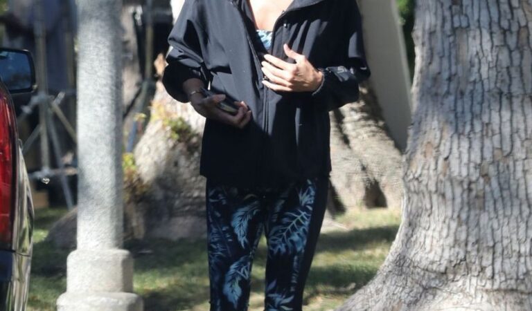 Brooke Burke Arrives Film Set Beverly Hills (7 photos)