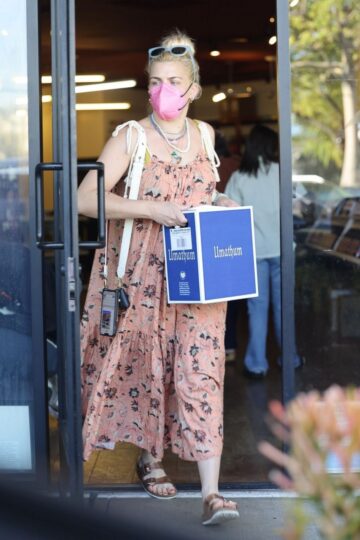 Busy Philipps Out For Wine Shopping Los Feliz