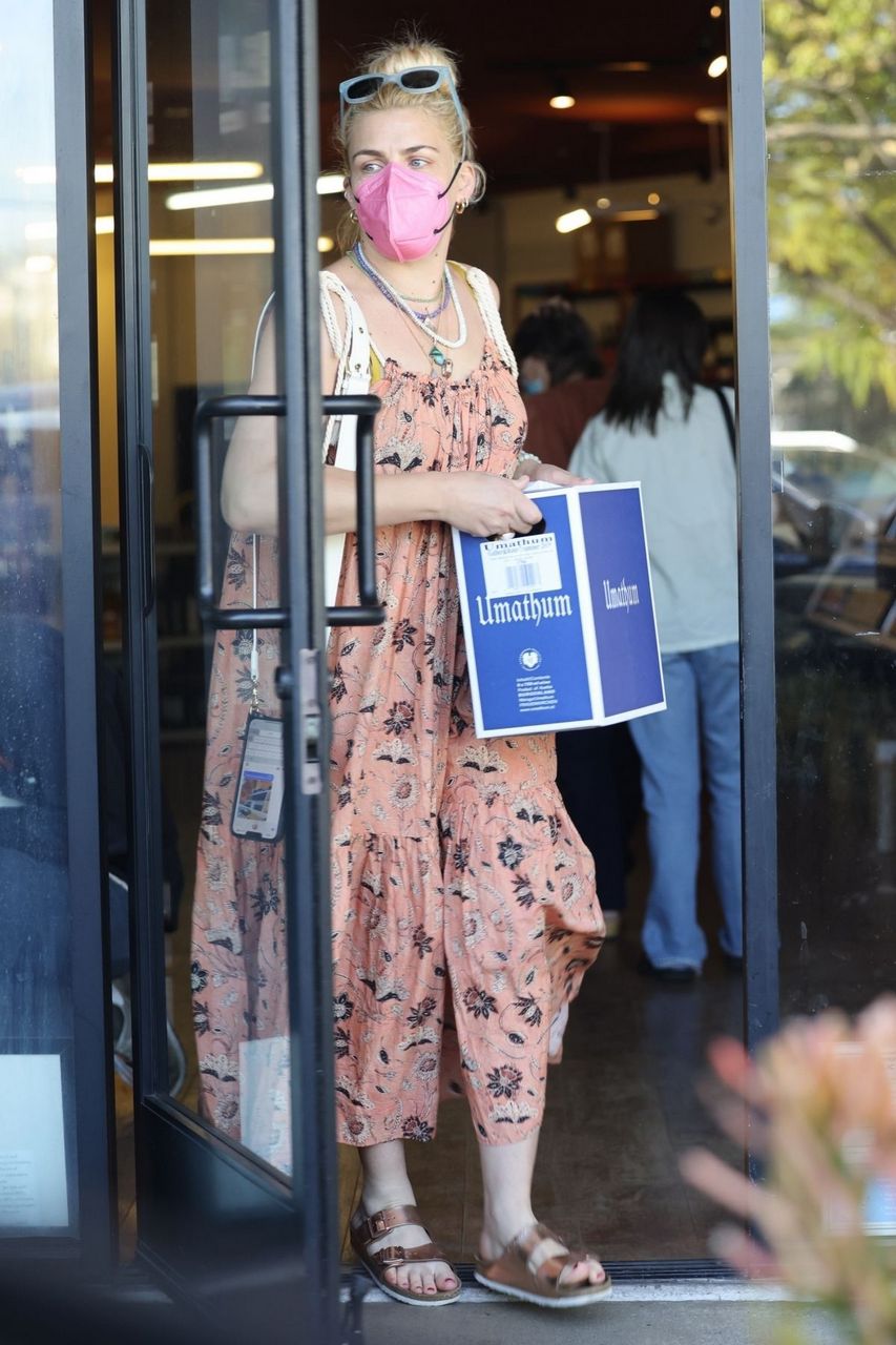 Busy Philipps Out For Wine Shopping Los Feliz