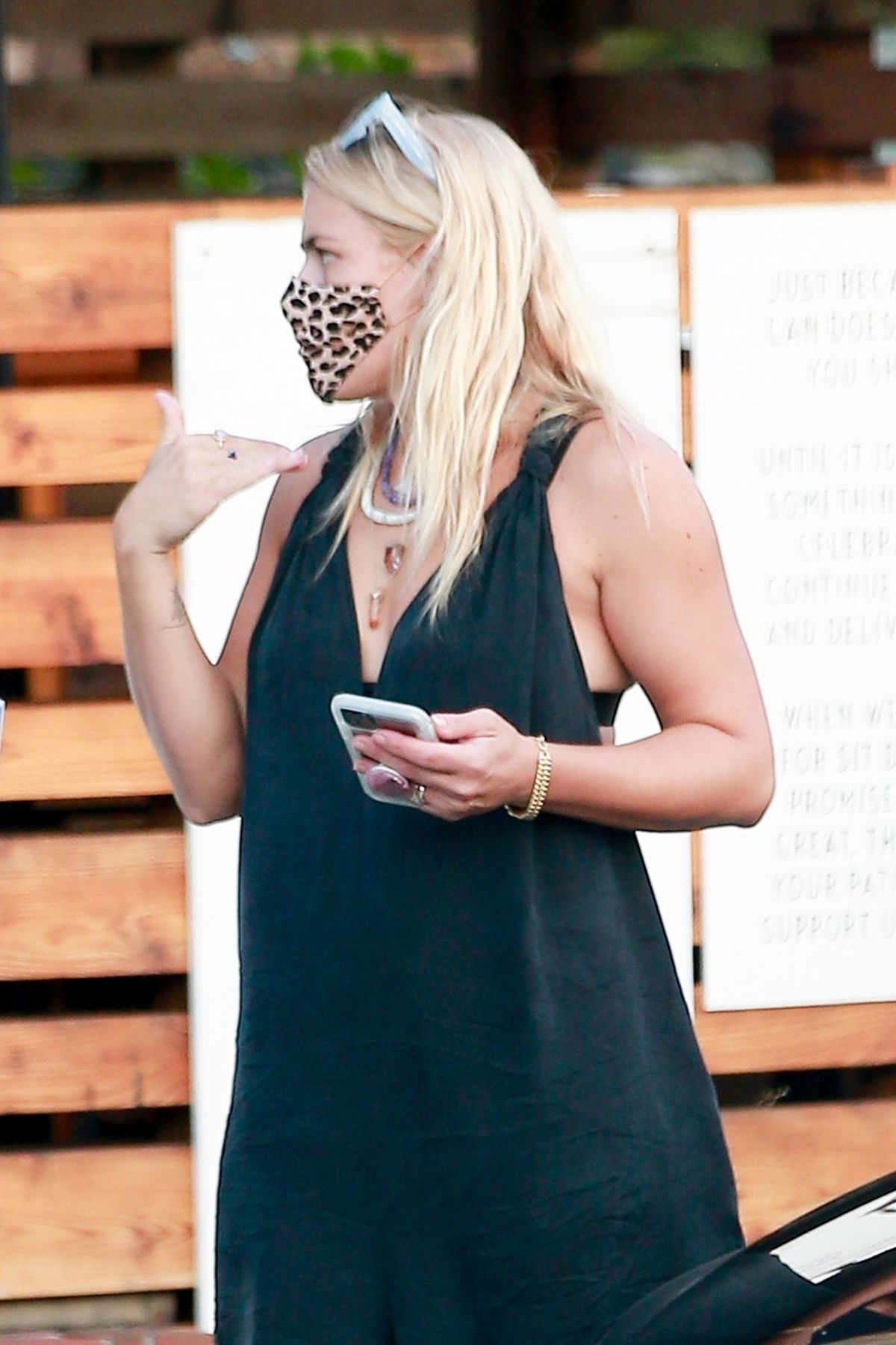 Busy Philipps Picks Up Lunch To Go From California Backyard Los Angeles