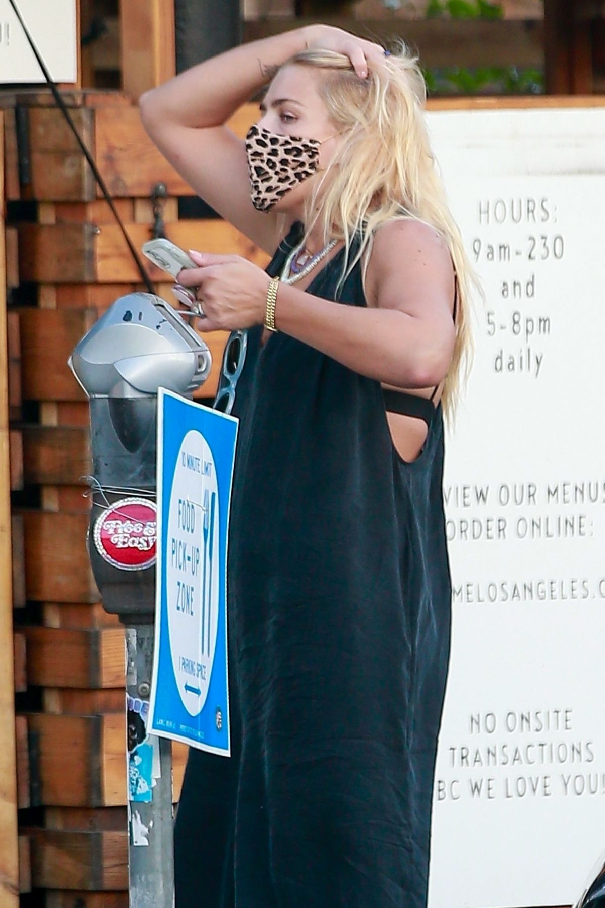 Busy Philipps Picks Up Lunch To Go From California Backyard Los Angeles
