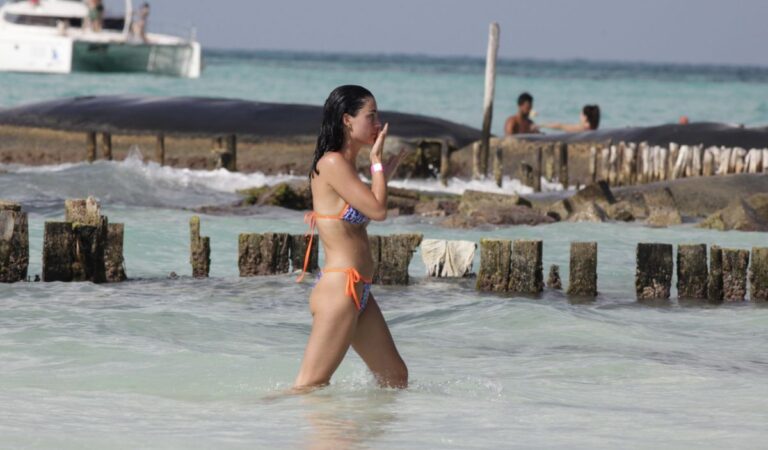 Cally Jane Beech Bikini Beach Isla Mujeres (16 photos)