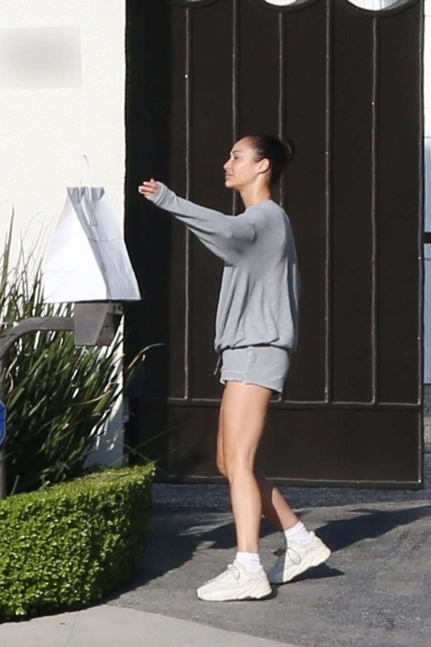 Cara Santana Grabbing Her Food Delivery Her Home Los Angeles