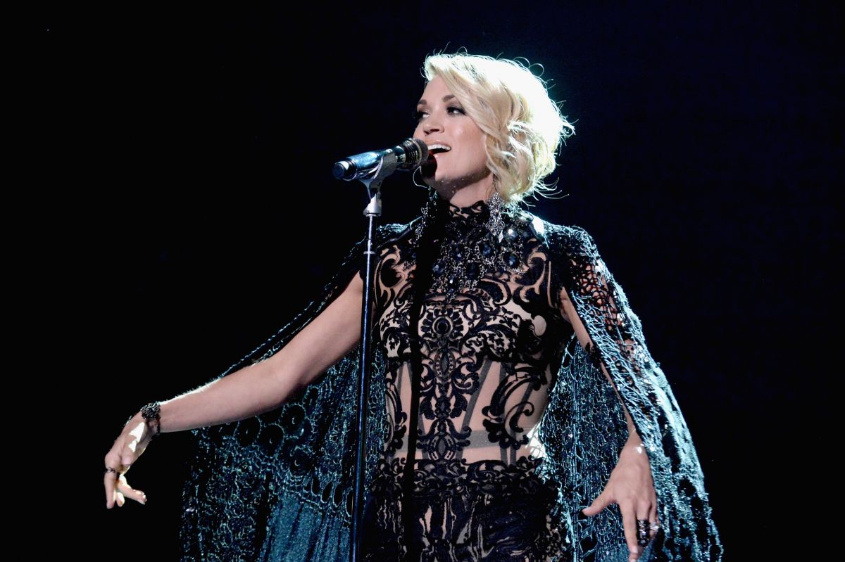 Carrie Underwood Performs 2016 Cmt Music Awards Nashville