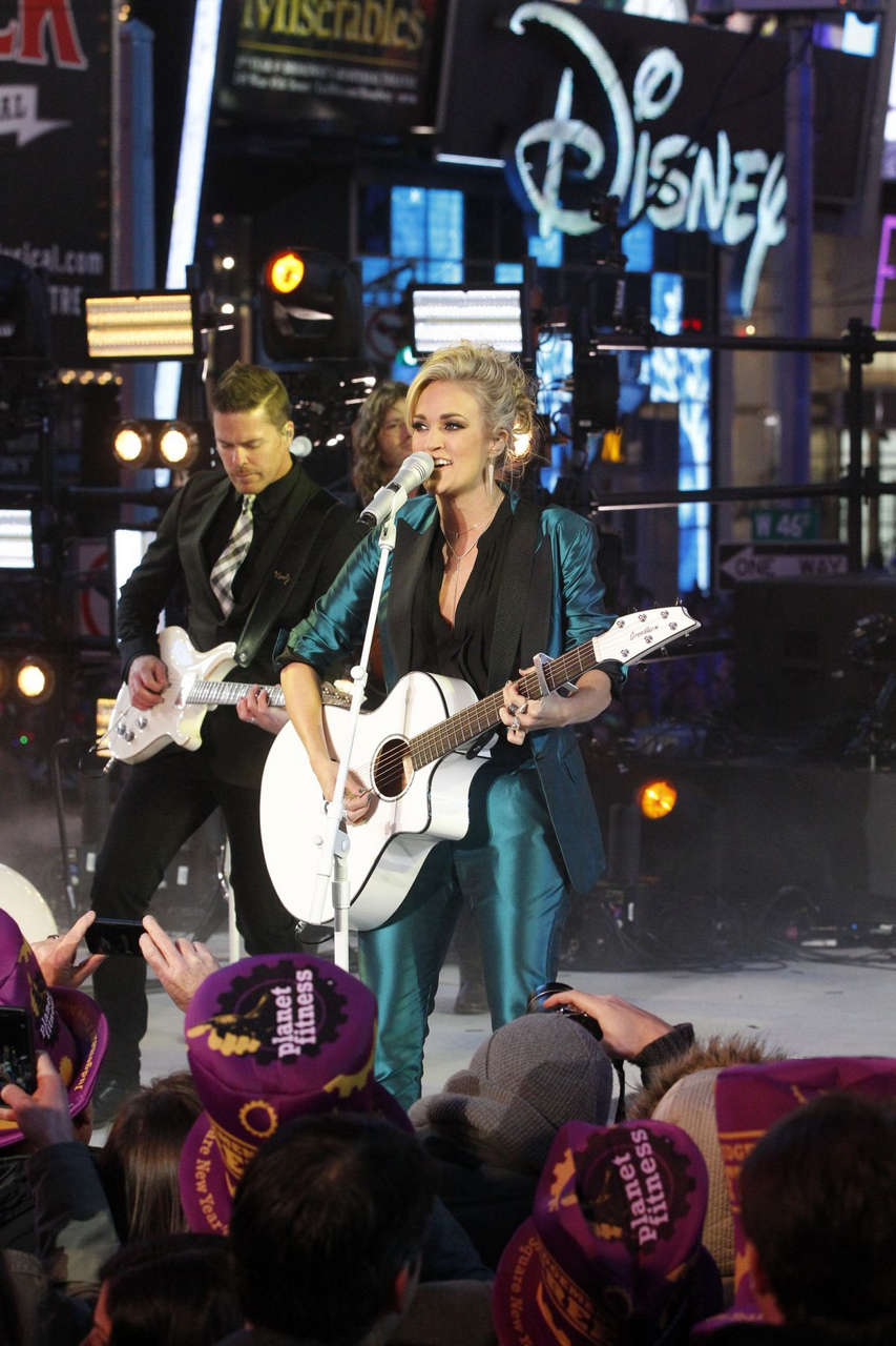 Carrie Underwood Performs Dick Clarks New Years Rockin Eve With Ryan Seacrest 2016 New York